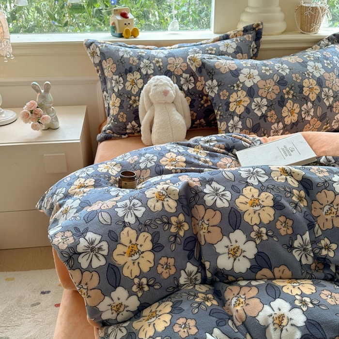 91家纺网 家纺一手货源 找家纺 绵庭家纺 2025新款高克重牛奶绒被套单件单被套被套单品 繁华朵朵-兰灰
