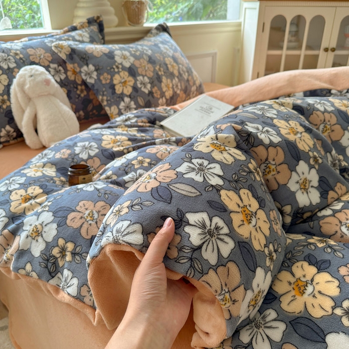 91家纺网 家纺一手货源 找家纺 绵庭家纺 2025新款高克重牛奶绒被套单件单被套被套单品 繁华朵朵-兰灰