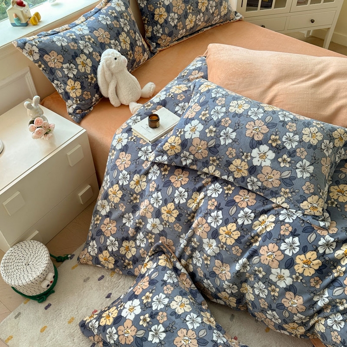 91家纺网 家纺一手货源 找家纺 绵庭家纺 2025新款高克重牛奶绒被套单件单被套被套单品 繁华朵朵-兰灰