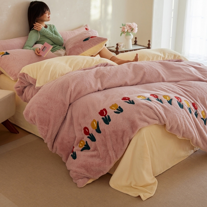 91家纺网 家纺一手货源 找家纺 （总）初拾 2025新款亲肤舒适兔毛牛奶绒毛巾绣四件套-郁金香花海 （会员减20 控价：淘宝券后不低于298元 直播不低于298元）