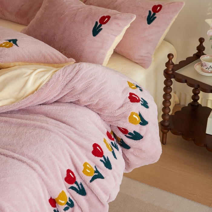 91家纺网 家纺一手货源 找家纺 （总）初拾 2025新款亲肤舒适兔毛牛奶绒毛巾绣四件套-郁金香花海 （会员减20 控价：淘宝券后不低于298元 直播不低于298元）