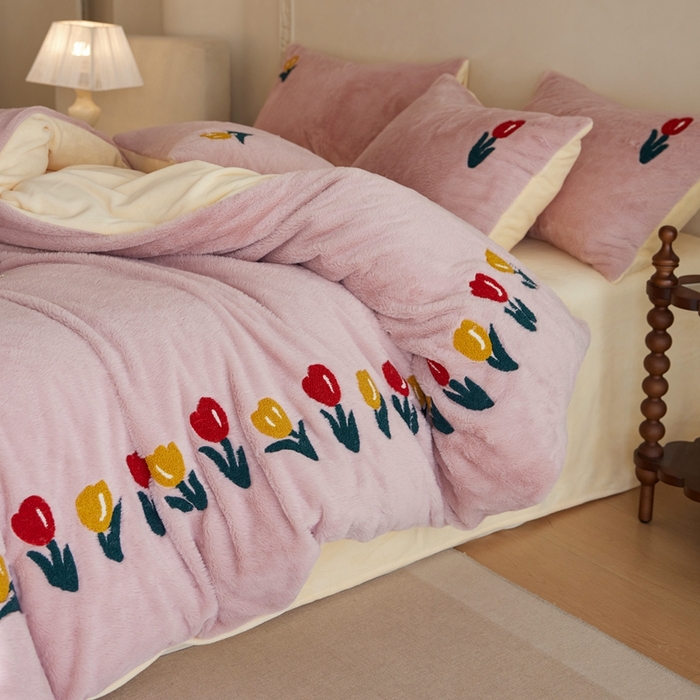 91家纺网 家纺一手货源 找家纺 （总）初拾 2025新款亲肤舒适兔毛牛奶绒毛巾绣四件套-郁金香花海 （会员减20 控价：淘宝券后不低于298元 直播不低于298元）