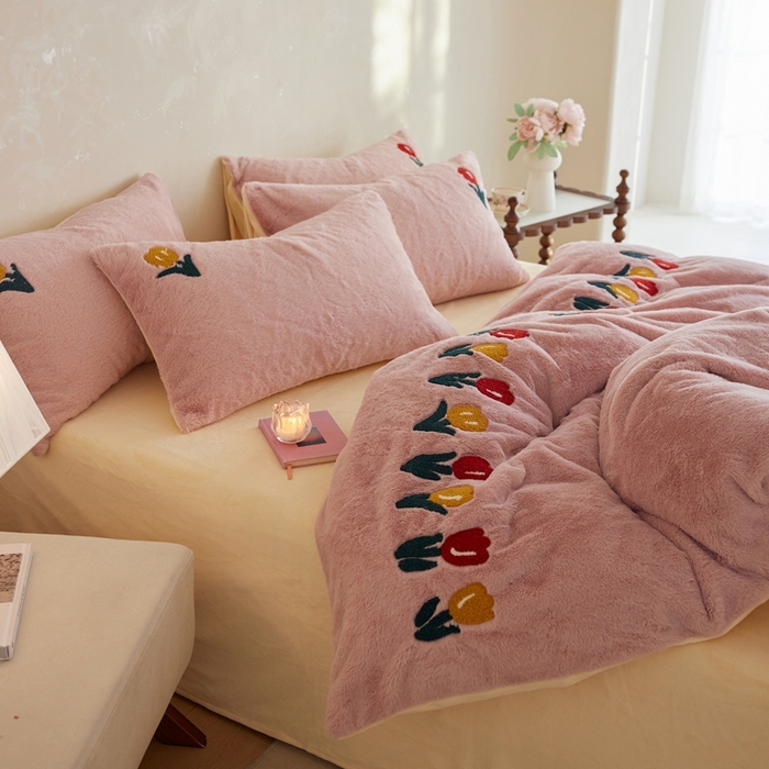 91家纺网 家纺一手货源 找家纺 （总）初拾 2025新款亲肤舒适兔毛牛奶绒毛巾绣四件套-郁金香花海 （会员减20 控价：淘宝券后不低于298元 直播不低于298元）