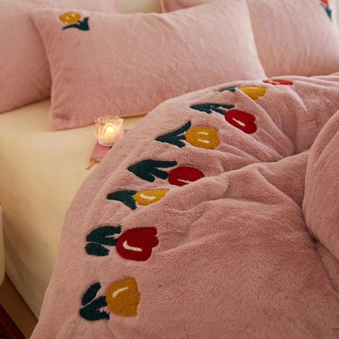 91家纺网 家纺一手货源 找家纺 （总）初拾 2025新款亲肤舒适兔毛牛奶绒毛巾绣四件套-郁金香花海 （会员减20 控价：淘宝券后不低于298元 直播不低于298元）