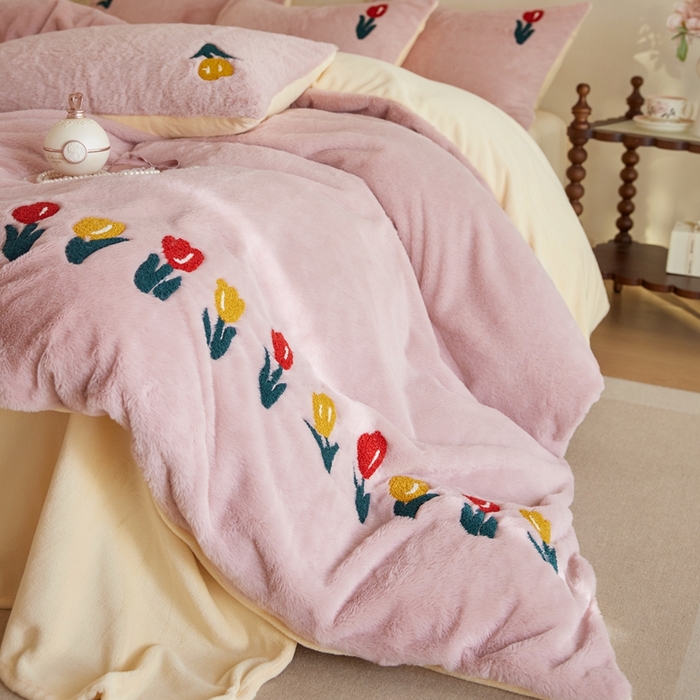 91家纺网 家纺一手货源 找家纺 （总）初拾 2025新款亲肤舒适兔毛牛奶绒毛巾绣四件套-郁金香花海 （会员减20 控价：淘宝券后不低于298元 直播不低于298元）