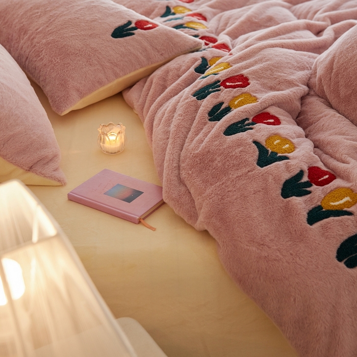 91家纺网 家纺一手货源 找家纺 （总）初拾 2025新款亲肤舒适兔毛牛奶绒毛巾绣四件套-郁金香花海 （会员减20 控价：淘宝券后不低于298元 直播不低于298元）