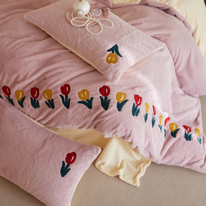 91家纺网 家纺一手货源 找家纺 （总）初拾 2025新款亲肤舒适兔毛牛奶绒毛巾绣四件套-郁金香花海 （会员减20 控价：淘宝券后不低于298元 直播不低于298元）