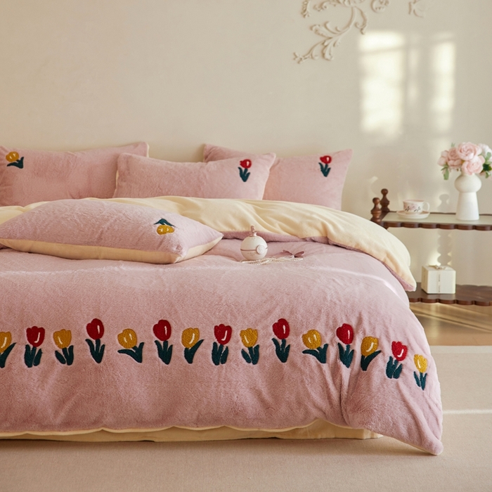 初拾 2025新款亲肤舒适兔毛牛奶绒毛巾绣四件套-郁金香花海（会员减20 控价：淘宝券后不低于298元 直播不低于298元） 郁金香花海- 粉