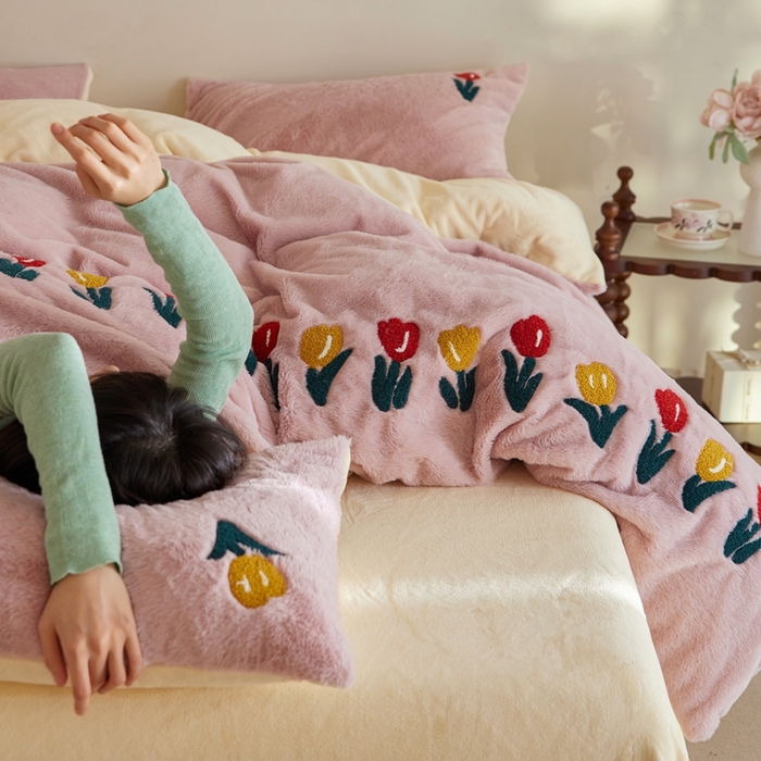 91家纺网 家纺一手货源 找家纺 初拾 2025新款亲肤舒适兔毛牛奶绒毛巾绣四件套-郁金香花海 （会员减20 控价：淘宝券后不低于298元 直播不低于298元） 郁金香花海- 粉