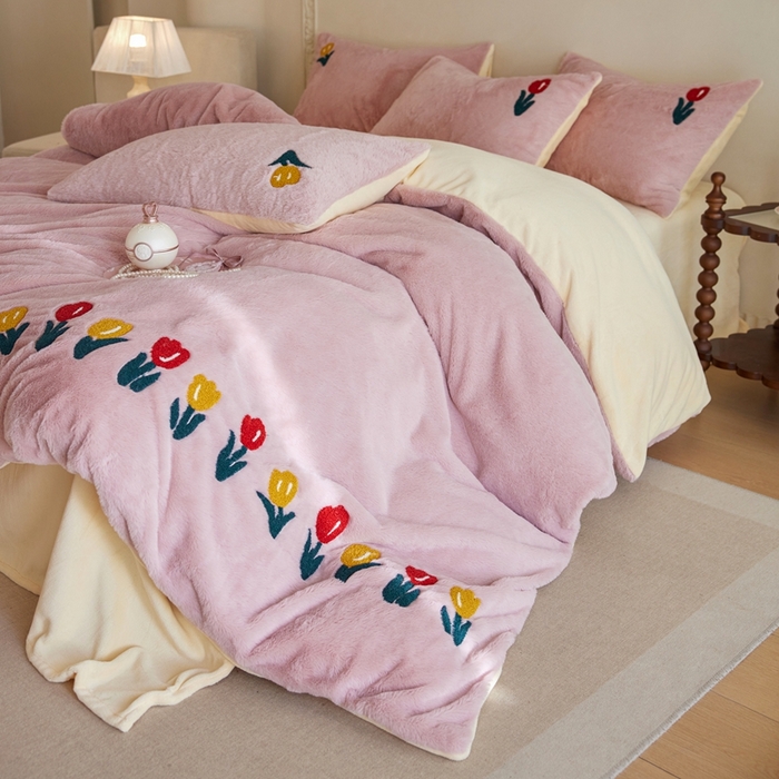 91家纺网 家纺一手货源 找家纺 初拾 2025新款亲肤舒适兔毛牛奶绒毛巾绣四件套-郁金香花海 （会员减20 控价：淘宝券后不低于298元 直播不低于298元） 郁金香花海- 粉