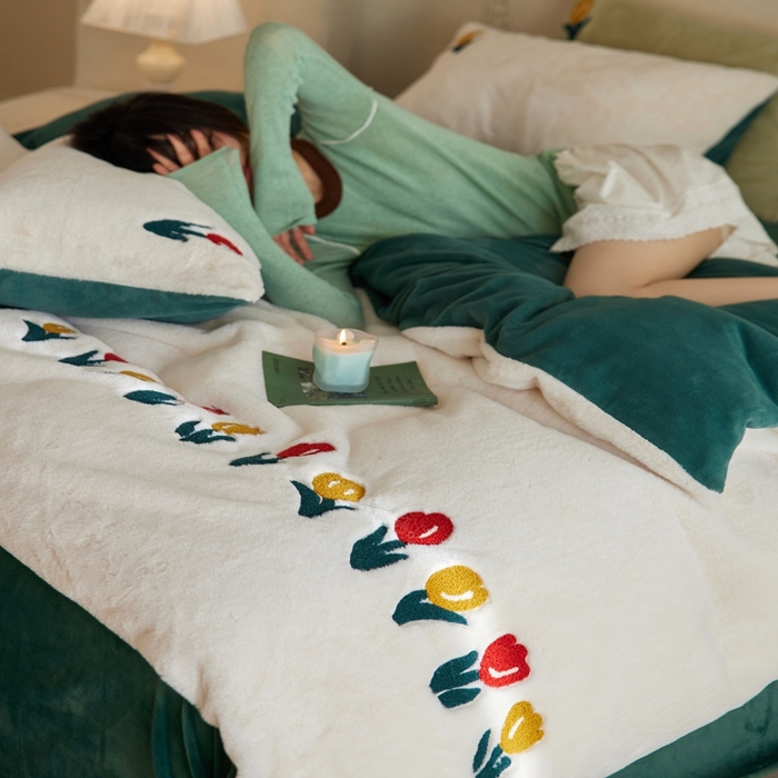 91家纺网 家纺一手货源 找家纺 初拾 2025新款亲肤舒适兔毛牛奶绒毛巾绣四件套-郁金香花海 （会员减20 控价：淘宝券后不低于298元 直播不低于298元） 郁金香花海-白绿