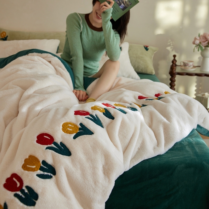 91家纺网 家纺一手货源 找家纺 初拾 2025新款亲肤舒适兔毛牛奶绒毛巾绣四件套-郁金香花海 （会员减20 控价：淘宝券后不低于298元 直播不低于298元） 郁金香花海-白绿