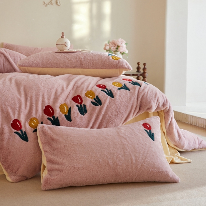 91家纺网 家纺一手货源 找家纺 （总）初拾 2025新款亲肤舒适兔毛牛奶绒毛巾绣四件套-郁金香花海 （会员减20 控价：淘宝券后不低于298元 直播不低于298元）