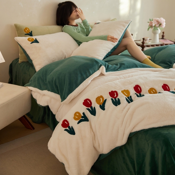 91家纺网 家纺一手货源 找家纺 初拾 2025新款亲肤舒适兔毛牛奶绒毛巾绣四件套-郁金香花海 （会员减20 控价：淘宝券后不低于298元 直播不低于298元） 郁金香花海-白绿