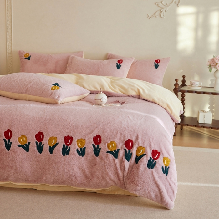 91家纺网 家纺一手货源 找家纺 初拾 2025新款亲肤舒适兔毛牛奶绒毛巾绣四件套-郁金香花海 （会员减20 控价：淘宝券后不低于298元 直播不低于298元） 郁金香花海- 粉