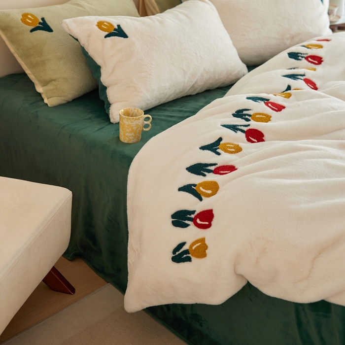 91家纺网 家纺一手货源 找家纺 初拾 2025新款亲肤舒适兔毛牛奶绒毛巾绣四件套-郁金香花海 （会员减20 控价：淘宝券后不低于298元 直播不低于298元） 郁金香花海-白绿