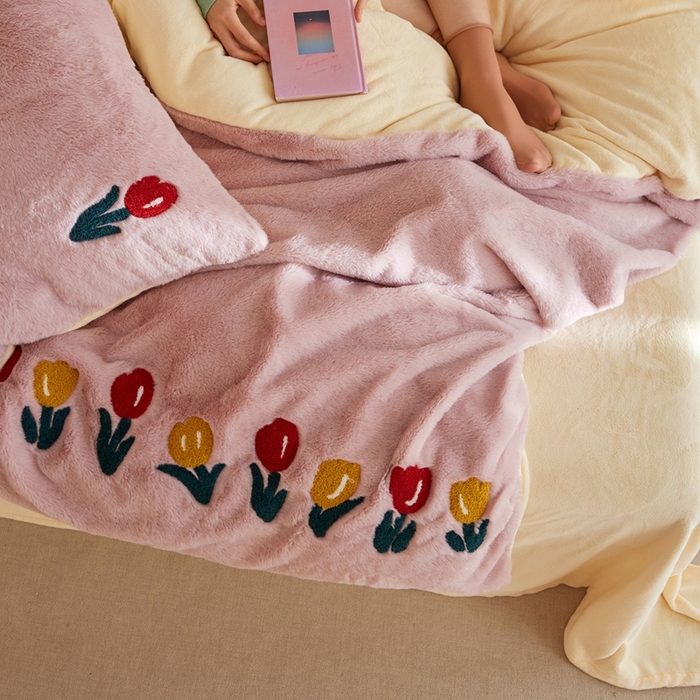 91家纺网 家纺一手货源 找家纺 初拾 2025新款亲肤舒适兔毛牛奶绒毛巾绣四件套-郁金香花海 （会员减20 控价：淘宝券后不低于298元 直播不低于298元） 郁金香花海- 粉