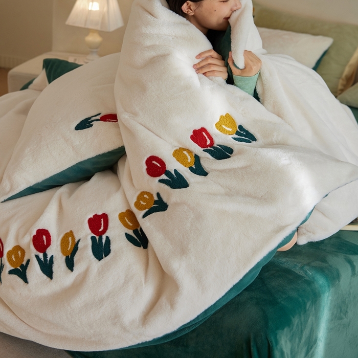 91家纺网 家纺一手货源 找家纺 初拾 2025新款亲肤舒适兔毛牛奶绒毛巾绣四件套-郁金香花海 （会员减20 控价：淘宝券后不低于298元 直播不低于298元） 郁金香花海-白绿