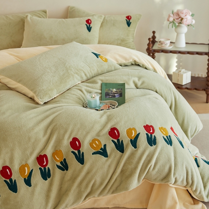 91家纺网 家纺一手货源 找家纺 初拾 2025新款亲肤舒适兔毛牛奶绒毛巾绣四件套-郁金香花海 （会员减20 控价：淘宝券后不低于298元 直播不低于298元） 郁金香花海-青青绿