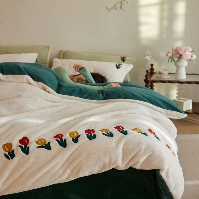 91家纺网 家纺一手货源 找家纺 初拾 2025新款亲肤舒适兔毛牛奶绒毛巾绣四件套-郁金香花海 （会员减20 控价：淘宝券后不低于298元 直播不低于298元） 郁金香花海-白绿