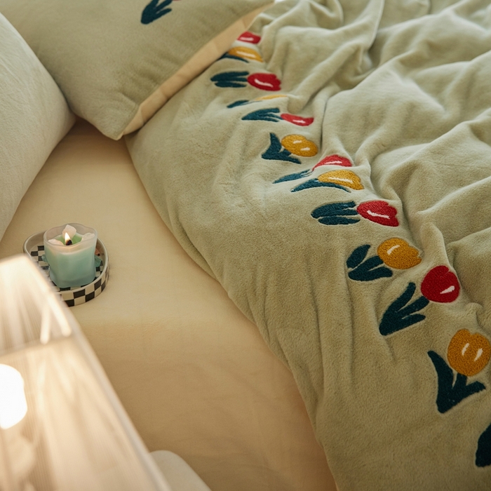 91家纺网 家纺一手货源 找家纺 初拾 2025新款亲肤舒适兔毛牛奶绒毛巾绣四件套-郁金香花海 （会员减20 控价：淘宝券后不低于298元 直播不低于298元） 郁金香花海-青青绿