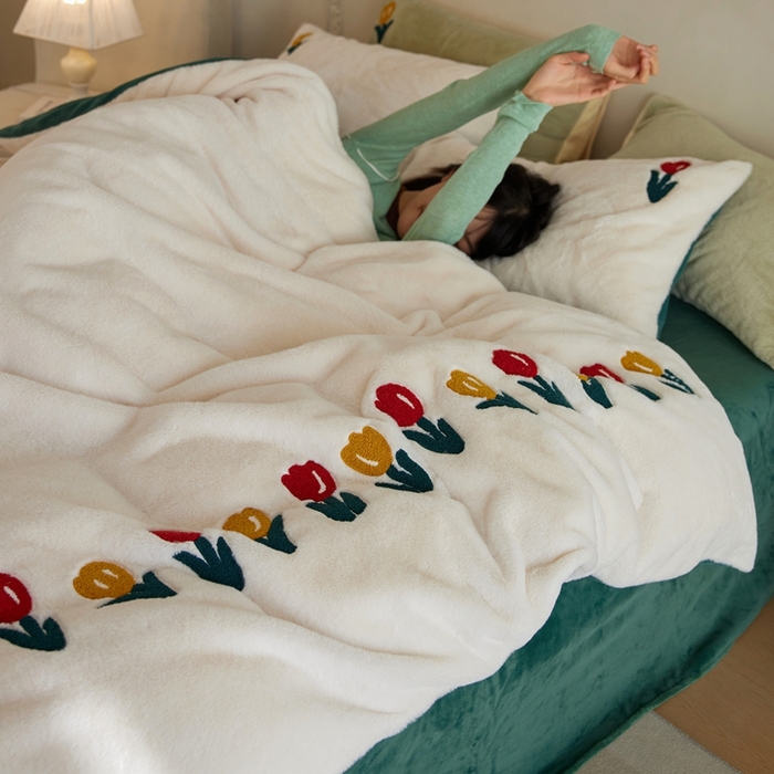 91家纺网 家纺一手货源 找家纺 初拾 2025新款亲肤舒适兔毛牛奶绒毛巾绣四件套-郁金香花海 （会员减20 控价：淘宝券后不低于298元 直播不低于298元） 郁金香花海-白绿