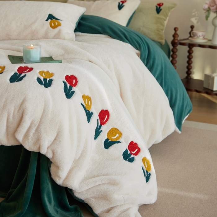 91家纺网 家纺一手货源 找家纺 初拾 2025新款亲肤舒适兔毛牛奶绒毛巾绣四件套-郁金香花海 （会员减20 控价：淘宝券后不低于298元 直播不低于298元） 郁金香花海-白绿