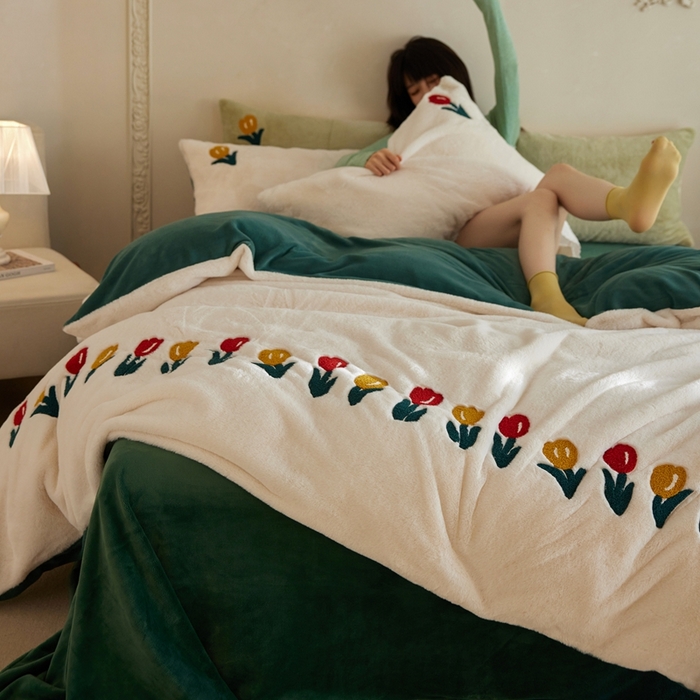 91家纺网 家纺一手货源 找家纺 初拾 2025新款亲肤舒适兔毛牛奶绒毛巾绣四件套-郁金香花海 （会员减20 控价：淘宝券后不低于298元 直播不低于298元） 郁金香花海-白绿