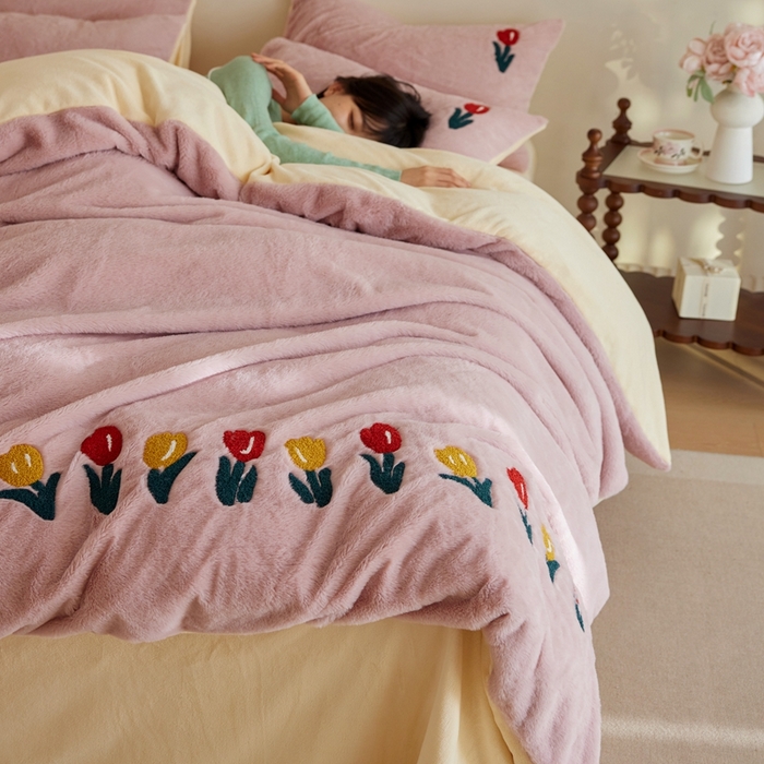 91家纺网 家纺一手货源 找家纺 初拾 2025新款亲肤舒适兔毛牛奶绒毛巾绣四件套-郁金香花海 （会员减20 控价：淘宝券后不低于298元 直播不低于298元） 郁金香花海- 粉