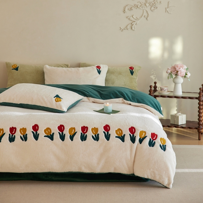 初拾 2025新款亲肤舒适兔毛牛奶绒毛巾绣四件套-郁金香花海（会员减20 控价：淘宝券后不低于298元 直播不低于298元） 郁金香花海-白绿