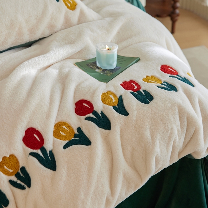 91家纺网 家纺一手货源 找家纺 初拾 2025新款亲肤舒适兔毛牛奶绒毛巾绣四件套-郁金香花海 （会员减20 控价：淘宝券后不低于298元 直播不低于298元） 郁金香花海-白绿