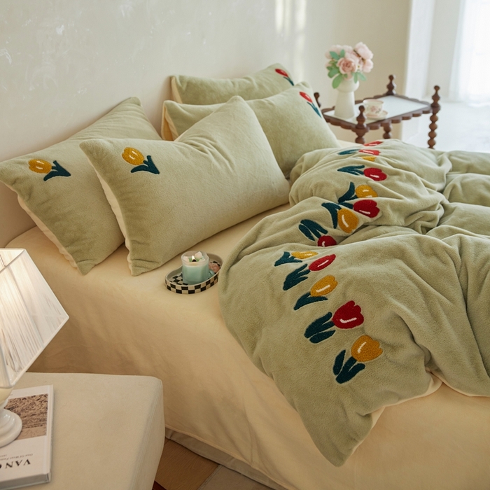 91家纺网 家纺一手货源 找家纺 初拾 2025新款亲肤舒适兔毛牛奶绒毛巾绣四件套-郁金香花海 （会员减20 控价：淘宝券后不低于298元 直播不低于298元） 郁金香花海-青青绿