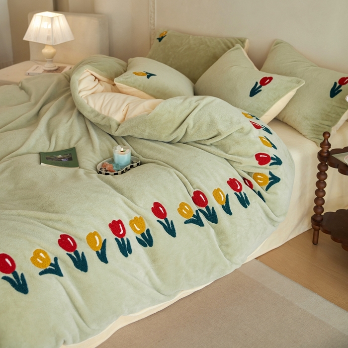 91家纺网 家纺一手货源 找家纺 初拾 2025新款亲肤舒适兔毛牛奶绒毛巾绣四件套-郁金香花海 （会员减20 控价：淘宝券后不低于298元 直播不低于298元） 郁金香花海-青青绿