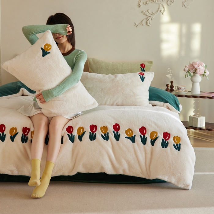 91家纺网 家纺一手货源 找家纺 初拾 2025新款亲肤舒适兔毛牛奶绒毛巾绣四件套-郁金香花海 （会员减20 控价：淘宝券后不低于298元 直播不低于298元） 郁金香花海-白绿