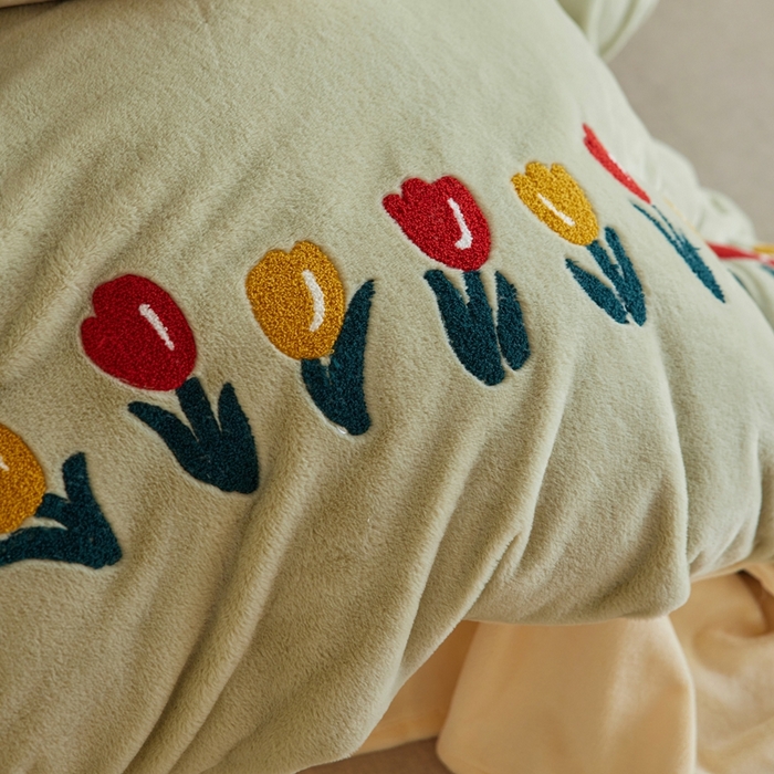 91家纺网 家纺一手货源 找家纺 初拾 2025新款亲肤舒适兔毛牛奶绒毛巾绣四件套-郁金香花海 （会员减20 控价：淘宝券后不低于298元 直播不低于298元） 郁金香花海-青青绿