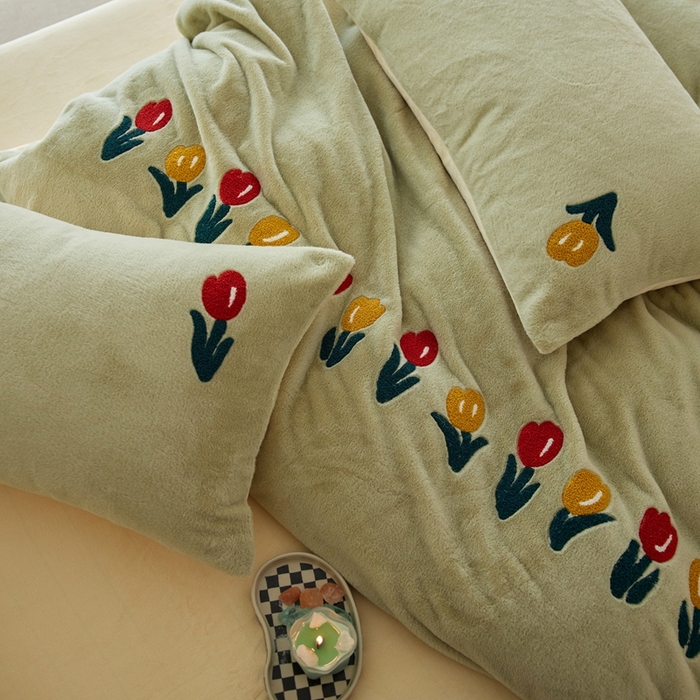 91家纺网 家纺一手货源 找家纺 初拾 2025新款亲肤舒适兔毛牛奶绒毛巾绣四件套-郁金香花海 （会员减20 控价：淘宝券后不低于298元 直播不低于298元） 郁金香花海-青青绿