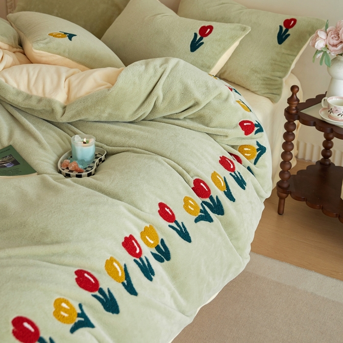 91家纺网 家纺一手货源 找家纺 初拾 2025新款亲肤舒适兔毛牛奶绒毛巾绣四件套-郁金香花海 （会员减20 控价：淘宝券后不低于298元 直播不低于298元） 郁金香花海-青青绿