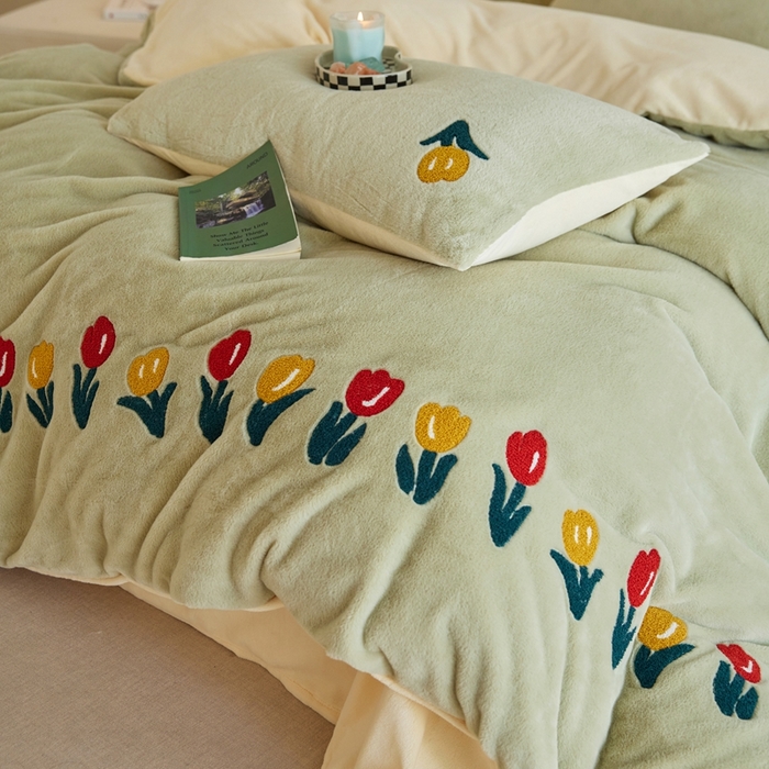 91家纺网 家纺一手货源 找家纺 初拾 2025新款亲肤舒适兔毛牛奶绒毛巾绣四件套-郁金香花海 （会员减20 控价：淘宝券后不低于298元 直播不低于298元） 郁金香花海-青青绿