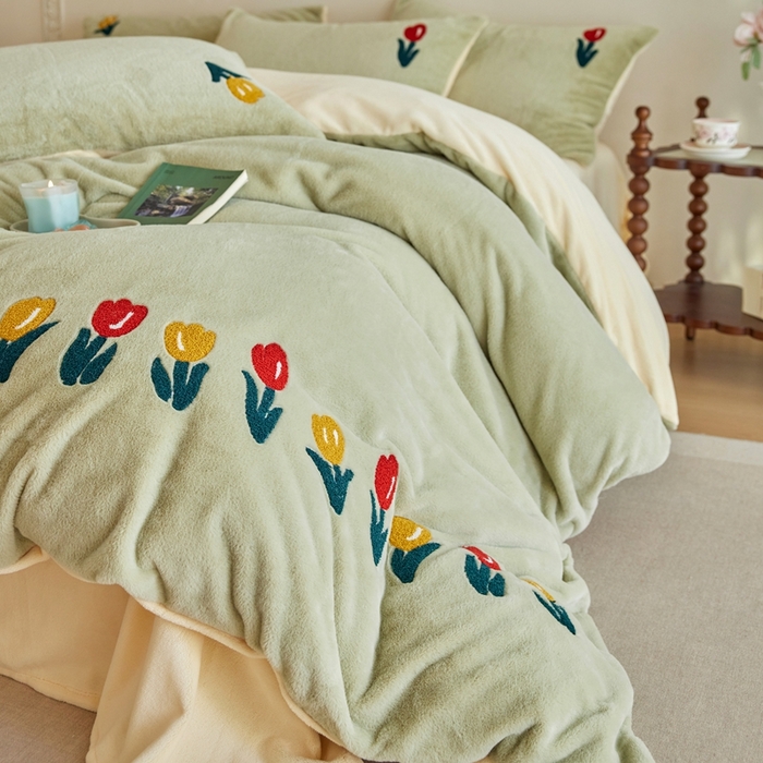 91家纺网 家纺一手货源 找家纺 初拾 2025新款亲肤舒适兔毛牛奶绒毛巾绣四件套-郁金香花海 （会员减20 控价：淘宝券后不低于298元 直播不低于298元） 郁金香花海-青青绿