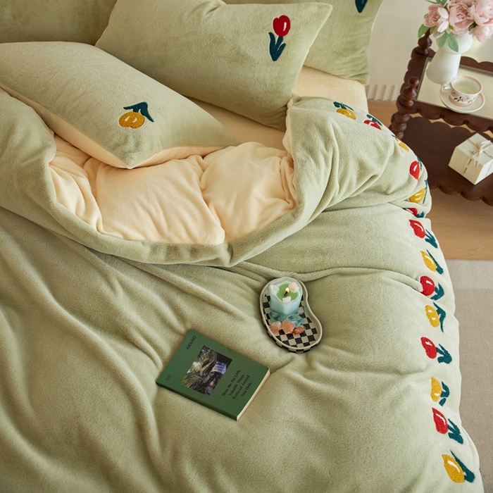 91家纺网 家纺一手货源 找家纺 初拾 2025新款亲肤舒适兔毛牛奶绒毛巾绣四件套-郁金香花海 （会员减20 控价：淘宝券后不低于298元 直播不低于298元） 郁金香花海-青青绿