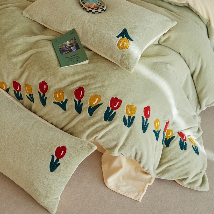 91家纺网 家纺一手货源 找家纺 初拾 2025新款亲肤舒适兔毛牛奶绒毛巾绣四件套-郁金香花海 （会员减20 控价：淘宝券后不低于298元 直播不低于298元） 郁金香花海-青青绿