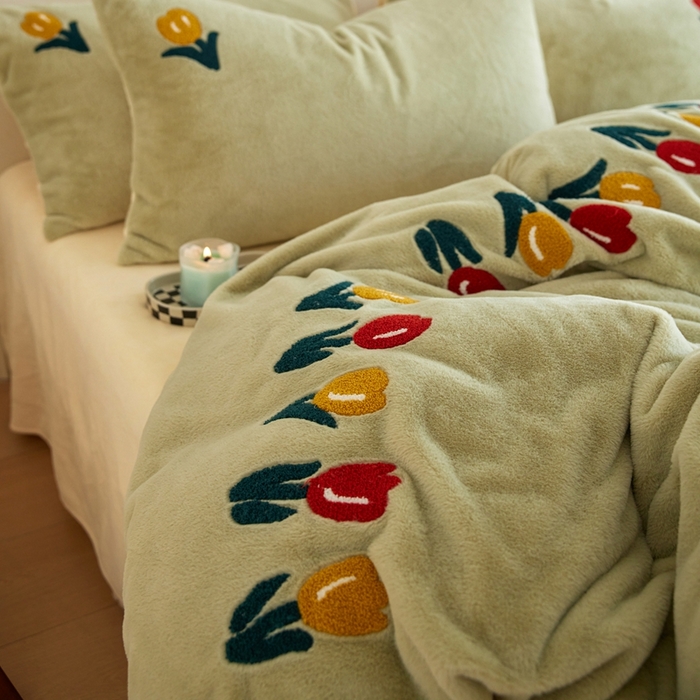 91家纺网 家纺一手货源 找家纺 初拾 2025新款亲肤舒适兔毛牛奶绒毛巾绣四件套-郁金香花海 （会员减20 控价：淘宝券后不低于298元 直播不低于298元） 郁金香花海-青青绿