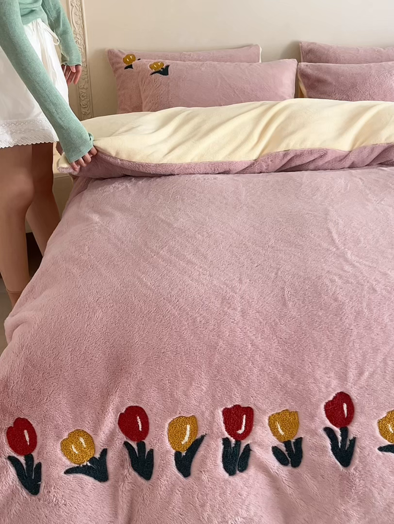 91家纺网 家纺一手货源 找家纺 初拾 2025新款亲肤舒适兔毛牛奶绒毛巾绣四件套-郁金香花海 （会员减20 控价：淘宝券后不低于298元 直播不低于298元） 郁金香花海- 粉