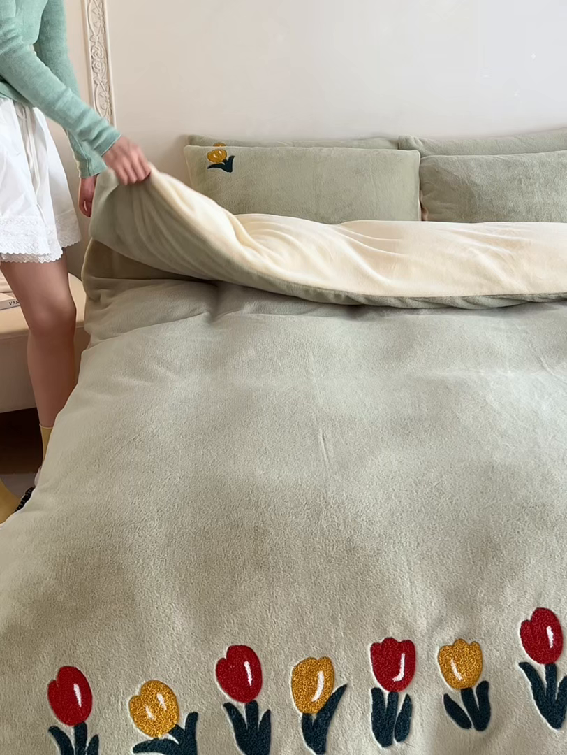 91家纺网 家纺一手货源 找家纺 初拾 2025新款亲肤舒适兔毛牛奶绒毛巾绣四件套-郁金香花海 （会员减20 控价：淘宝券后不低于298元 直播不低于298元） 郁金香花海-青青绿