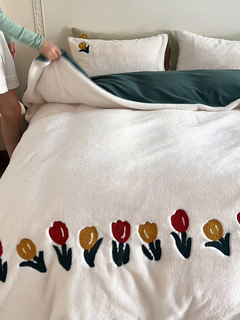 91家纺网 家纺一手货源 找家纺 初拾 2025新款亲肤舒适兔毛牛奶绒毛巾绣四件套-郁金香花海 （会员减20 控价：淘宝券后不低于298元 直播不低于298元） 郁金香花海-白绿