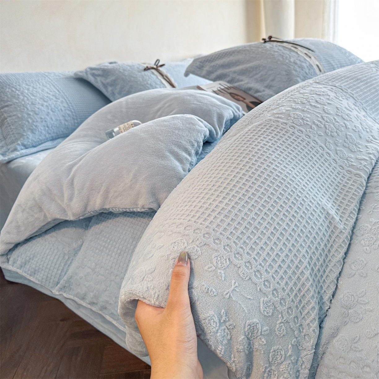 91家纺网 家纺一手货源 找家纺 叠派家纺 2025新款高端雕花公主风蝴蝶结工艺款四件套绿野仙踪系列（直播热款）提供买家秀 绿野仙踪-月光蓝