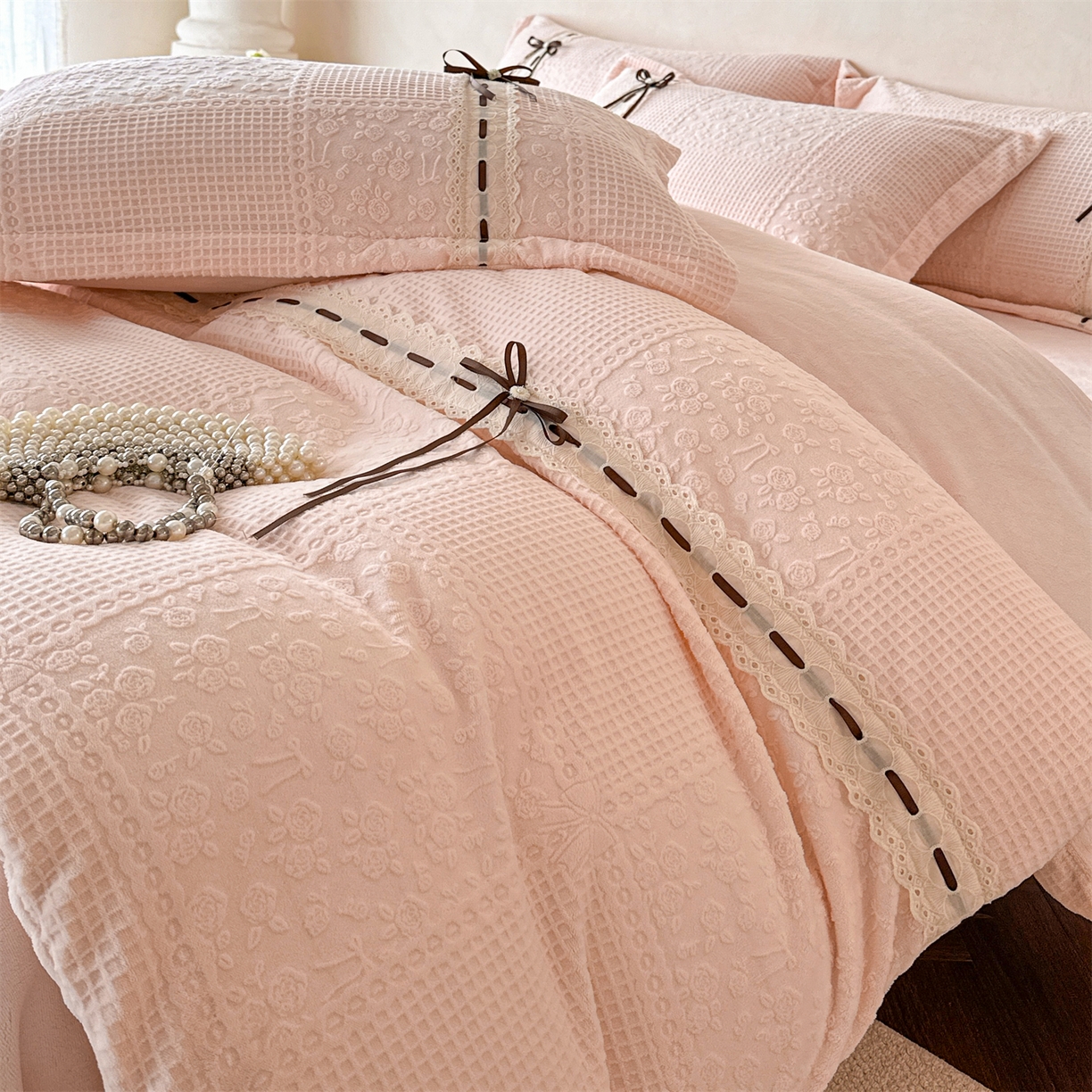 91家纺网 家纺一手货源 找家纺 叠派家纺 2025新款高端雕花公主风蝴蝶结工艺款四件套绿野仙踪系列（直播热款）提供买家秀 绿野仙踪-仙女粉