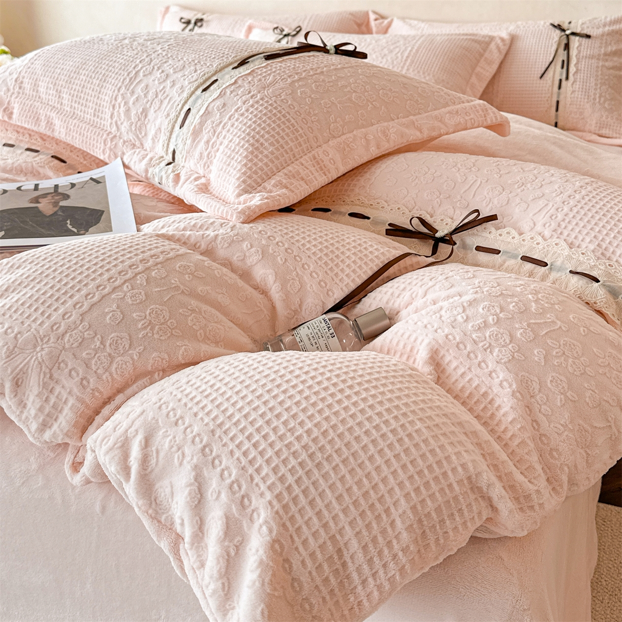 91家纺网 家纺一手货源 找家纺 叠派家纺 2025新款高端雕花公主风蝴蝶结工艺款四件套绿野仙踪系列（直播热款）提供买家秀 绿野仙踪-仙女粉