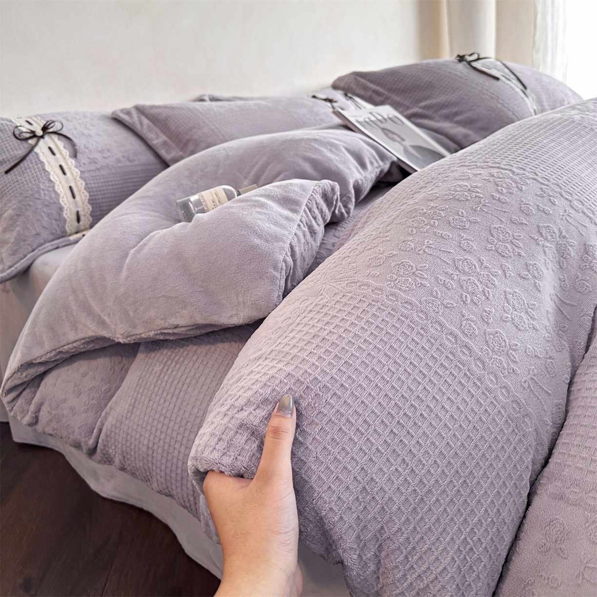 91家纺网 家纺一手货源 找家纺 叠派家纺 2025新款高端雕花公主风蝴蝶结工艺款四件套绿野仙踪系列（直播热款）提供买家秀 绿野仙踪-烟紫