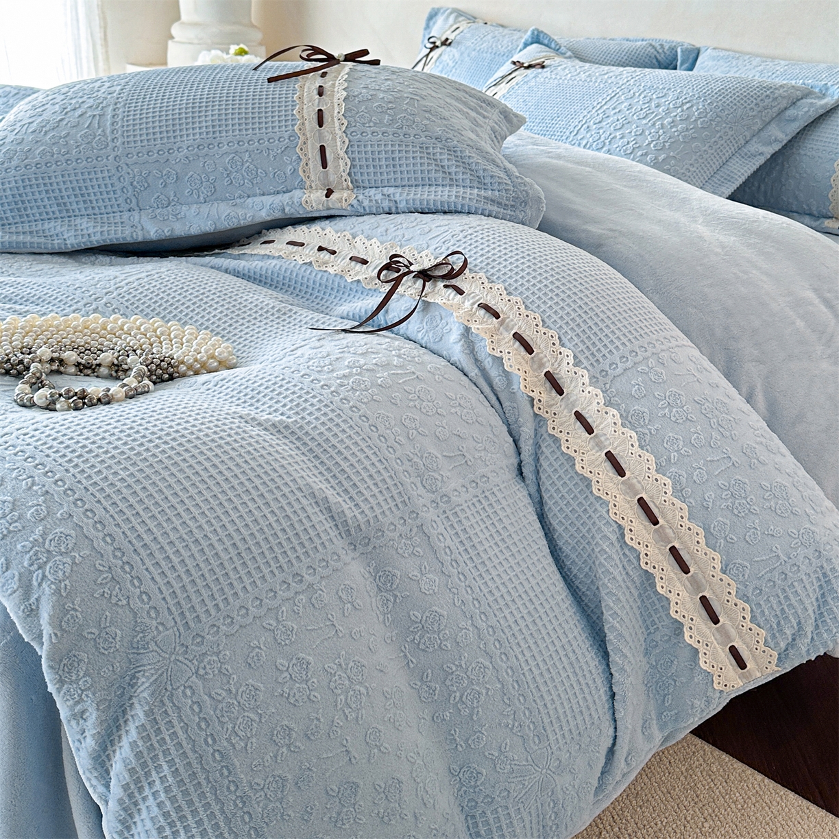 91家纺网 家纺一手货源 找家纺 叠派家纺 2025新款高端雕花公主风蝴蝶结工艺款四件套绿野仙踪系列（直播热款）提供买家秀 绿野仙踪-月光蓝